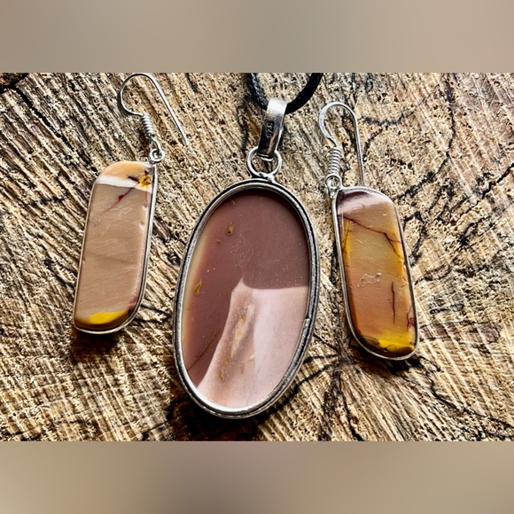 Beautiful Mookaite Pendant & Earrings Set - Picture 4 of 6